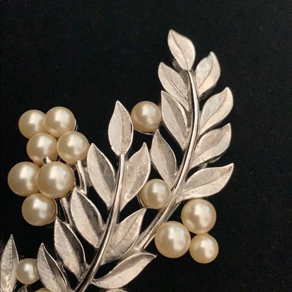 Mid Century Vintage Crown Trifari brooch - Picture 2 of 7